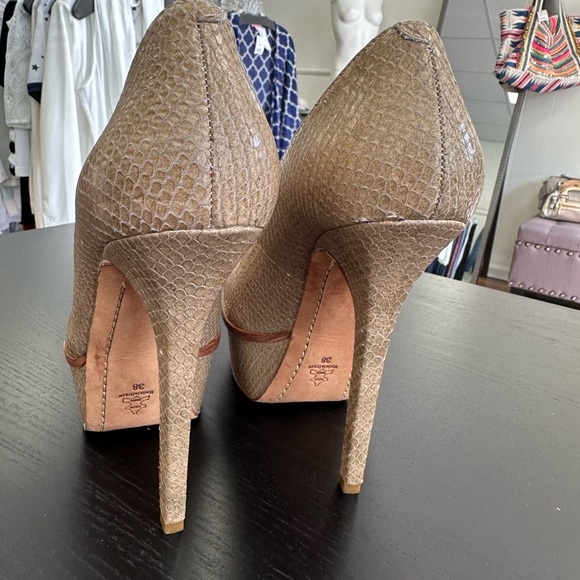 Size 38 - Picture 2 of 10